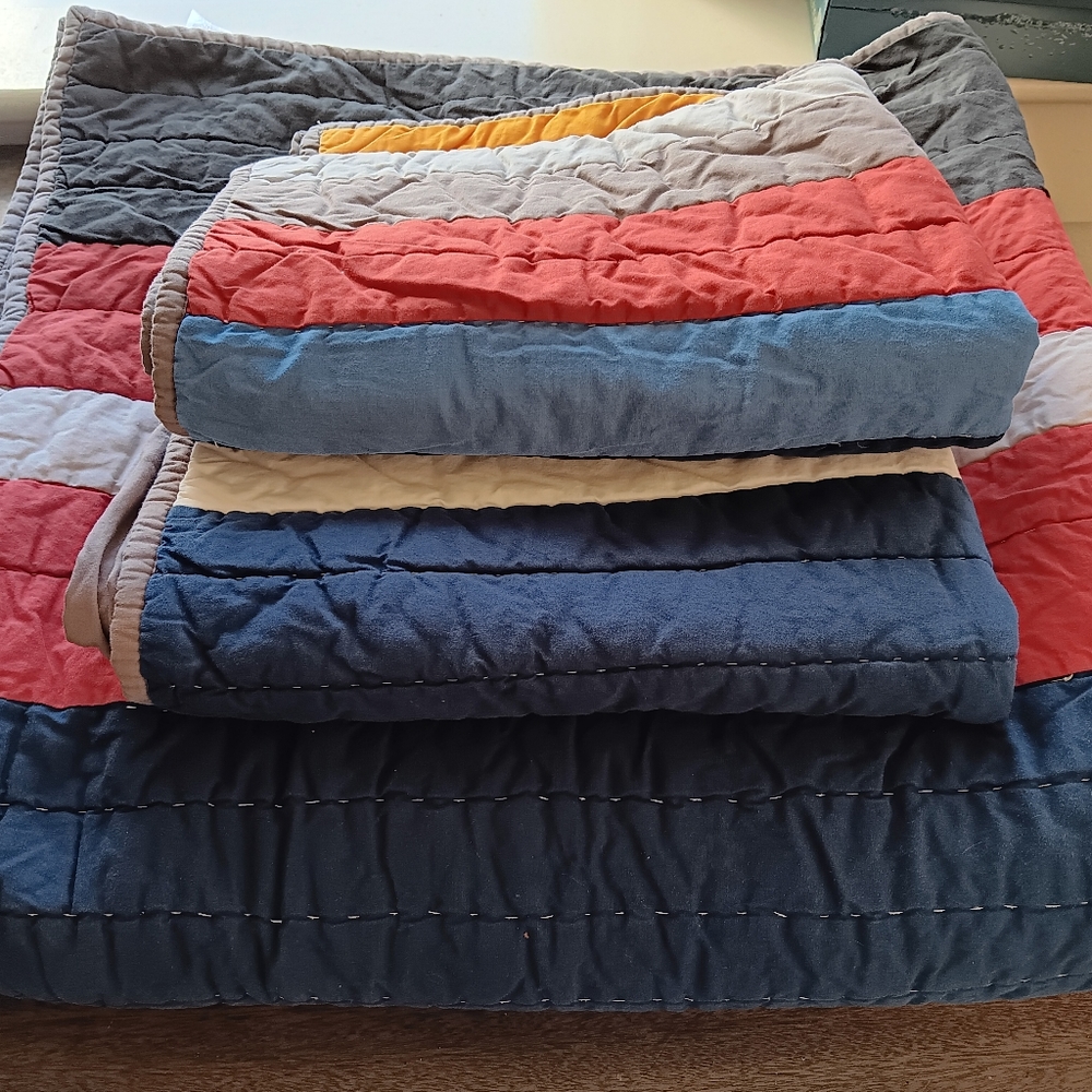 PB Teen full quilt and 2 shams
